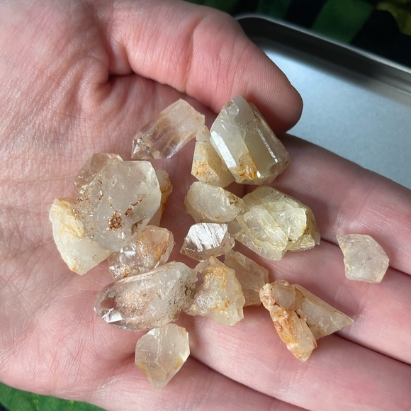 Hand Mined Jewelry size Clear and White Quartz Crystals-the whole tin - Picture 6 of 7